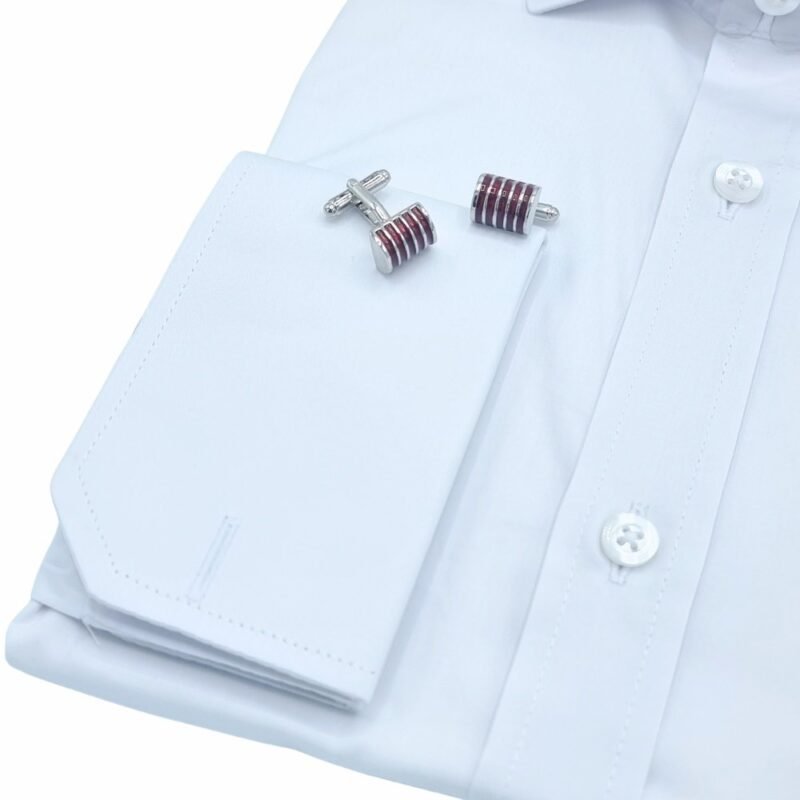 Detalhe do punho duplo com abotoaduras prateadas em camisa social branca de fio egípcio - MS Stilos.