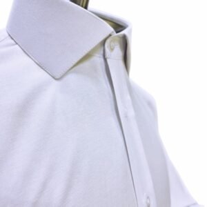 Close-up diagonal do colarinho italiano em camisa branca sulfite no manequim de madeira - MS Stilos.