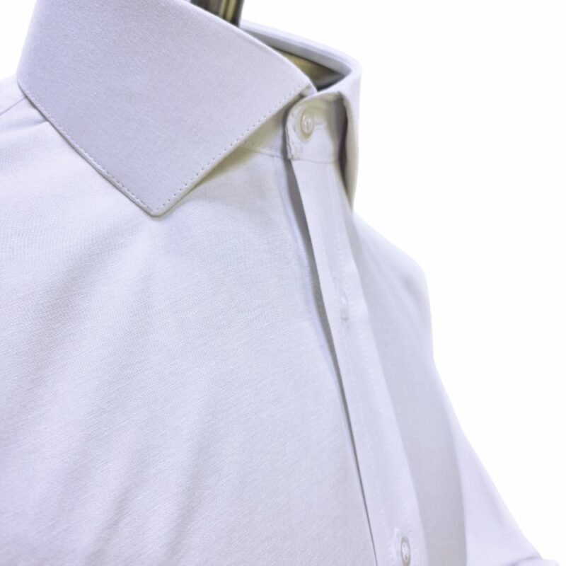 Close-up diagonal do colarinho italiano em camisa branca sulfite no manequim de madeira - MS Stilos.
