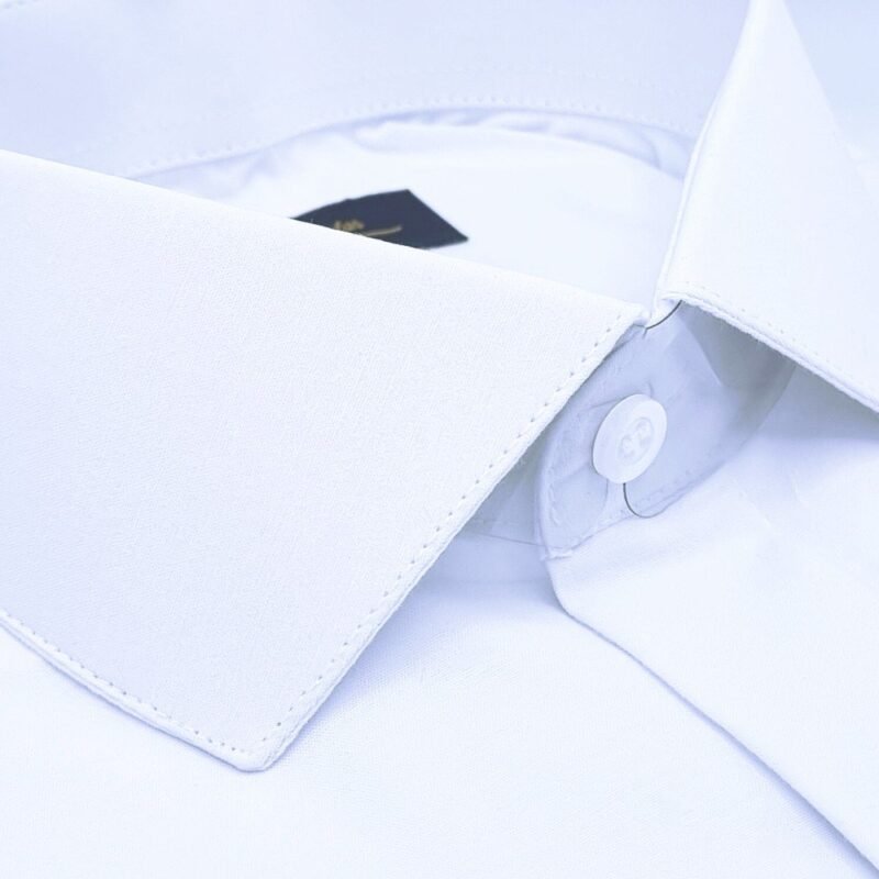 Close-up diagonal do colarinho italiano com etiqueta MS Stilos em camisa branca sulfite - MS Stilos.