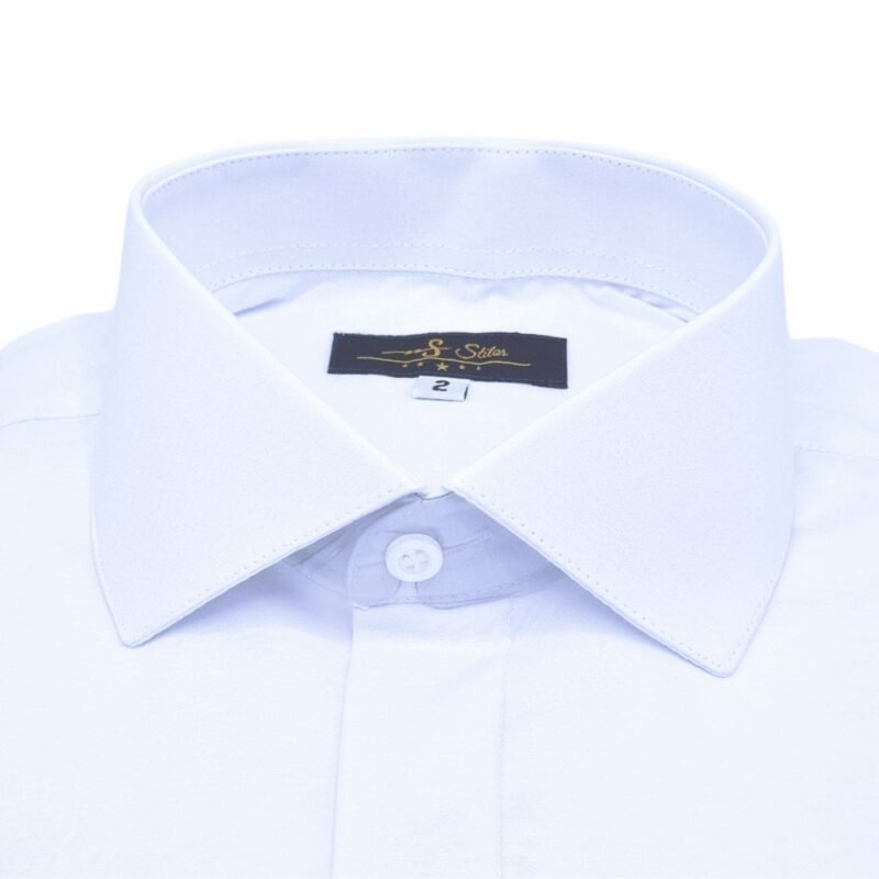 Close-up frontal do colarinho italiano com etiqueta MS Stilos em camisa branca sulfite - MS Stilos.