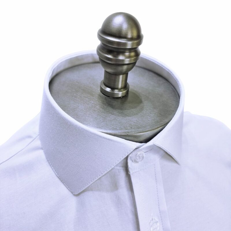 Colarinho italiano em camisa branca sulfite no manequim de madeira, vista frontal superior - MS Stilos.