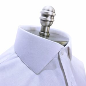 Close-up lateral do colarinho italiano em camisa branca sulfite no manequim de madeira - MS Stilos.