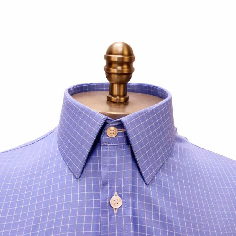 Camisa Egípcio Azul Xadrez Branco Tecido Premium — detalhe gola manequim | MS Stilos