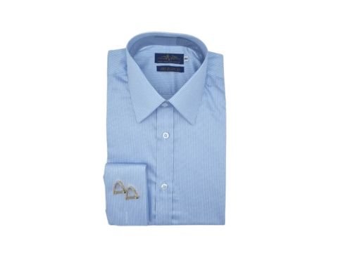 Camisa francesa azul com listra branca em fio egípcio premium da MS Stilos dobrada em fundo branco.