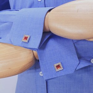 Camisa Gola Italiana Azul Lisa — detalhe punho cufflinks vermelho | MS Stilos