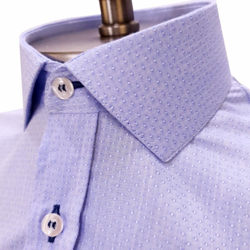 Camisa Gola Italiana Azul Poá — detalhe gola italiana fechada | MS Stilos