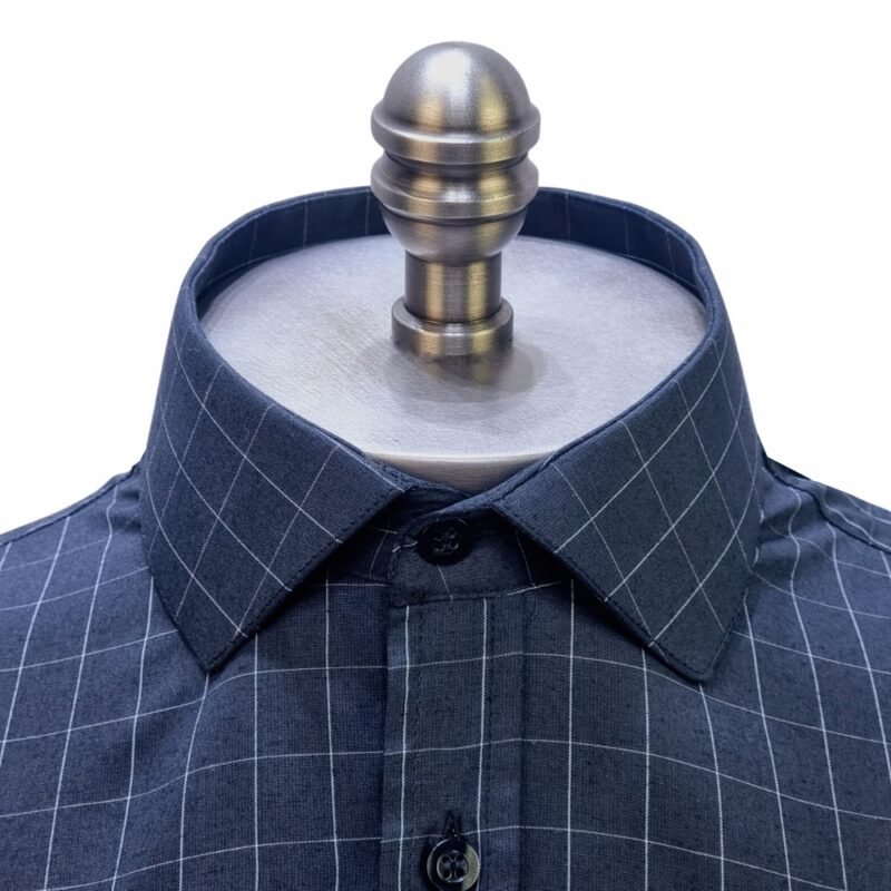 Camisa Italiana Punho Duplo Preta Xadrez — detalhe gola italiana frontal | MS Stilos