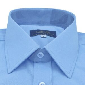 Detalhe frontal do colarinho francês rígido com etiqueta MS Stilos em camisa manga curta azul - MS Stilos.