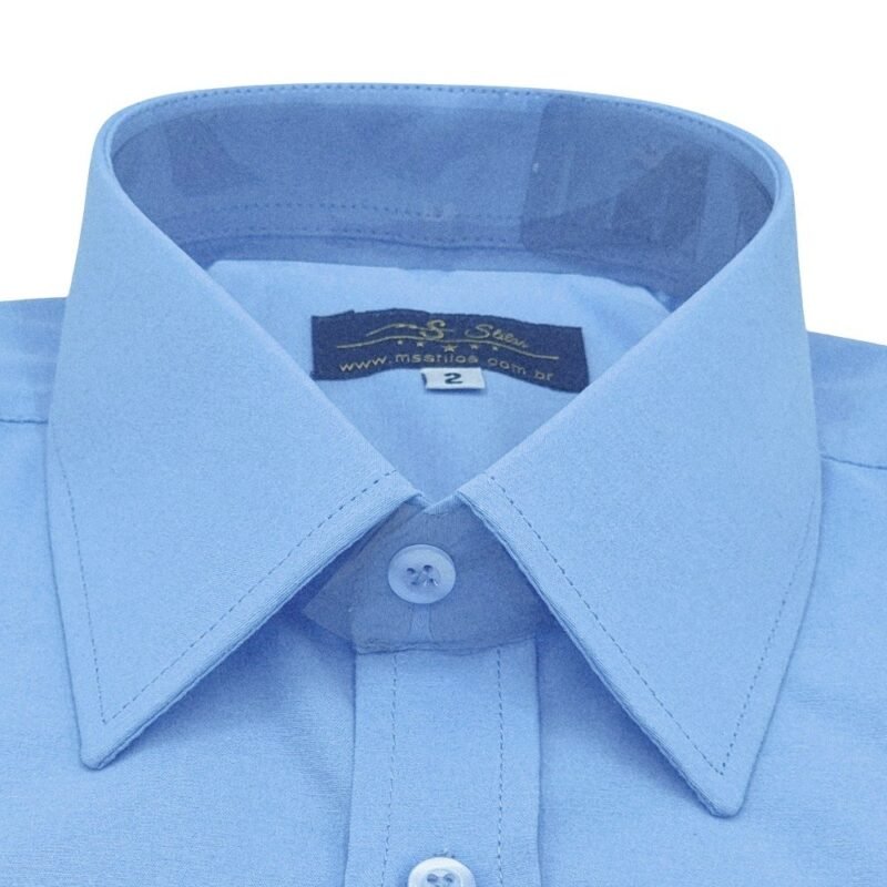 Detalhe frontal do colarinho francês rígido com etiqueta MS Stilos em camisa manga curta azul - MS Stilos.