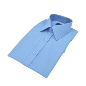 Camisa manga curta azul com colarinho francês dobrada, vista diagonal - MS Stilos.