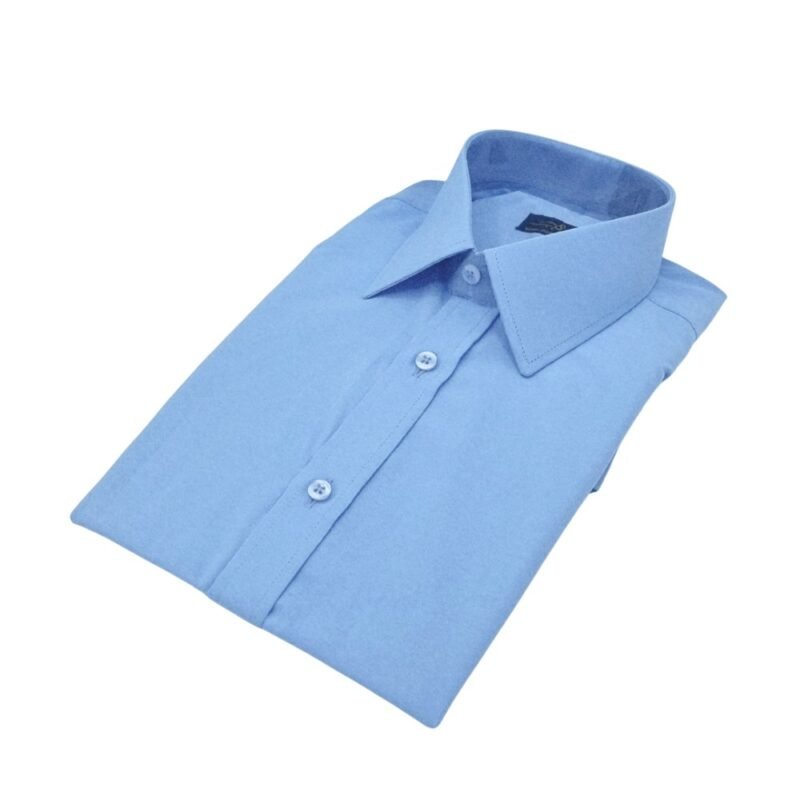 Camisa manga curta azul com colarinho francês dobrada, vista diagonal - MS Stilos.