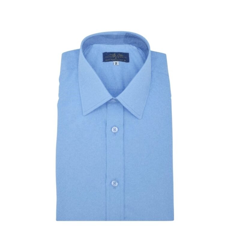 Camisa manga curta azul com colarinho francês dobrada, vista de frente com etiqueta MS Stilos - MS Stilos.