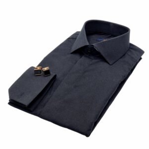 Camisa social preta italiana com punho duplo e abotoaduras douradas, vista diagonal com colarinho - MS Stilos.