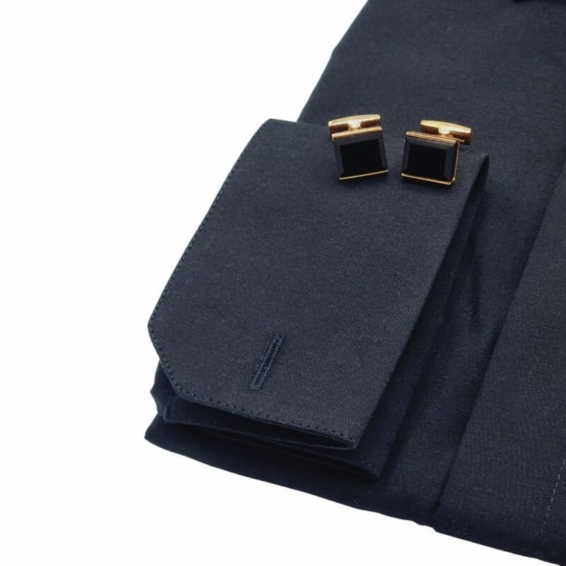 Detalhe do punho duplo com abotoaduras douradas quadradas em camisa social preta - MS Stilos.