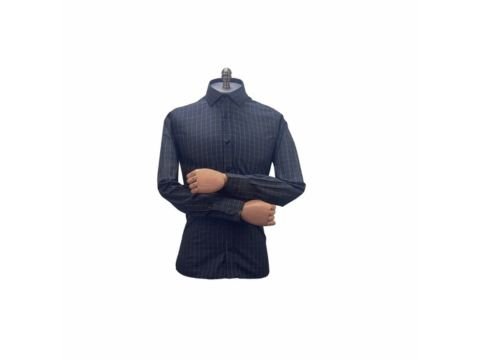 Camisa social azul com xadrez masculina da MS Stilos em manequim para composição elegante