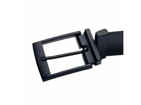 Cinto social 100 por cento couro MS Stilos em detalhe de fivela preta moderna e elegante.