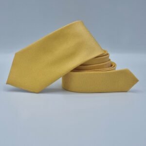 Gravata amarela mostarda lisa semi slim 7,5 cm enrolada destacando o caimento elegante e a textura do tecido