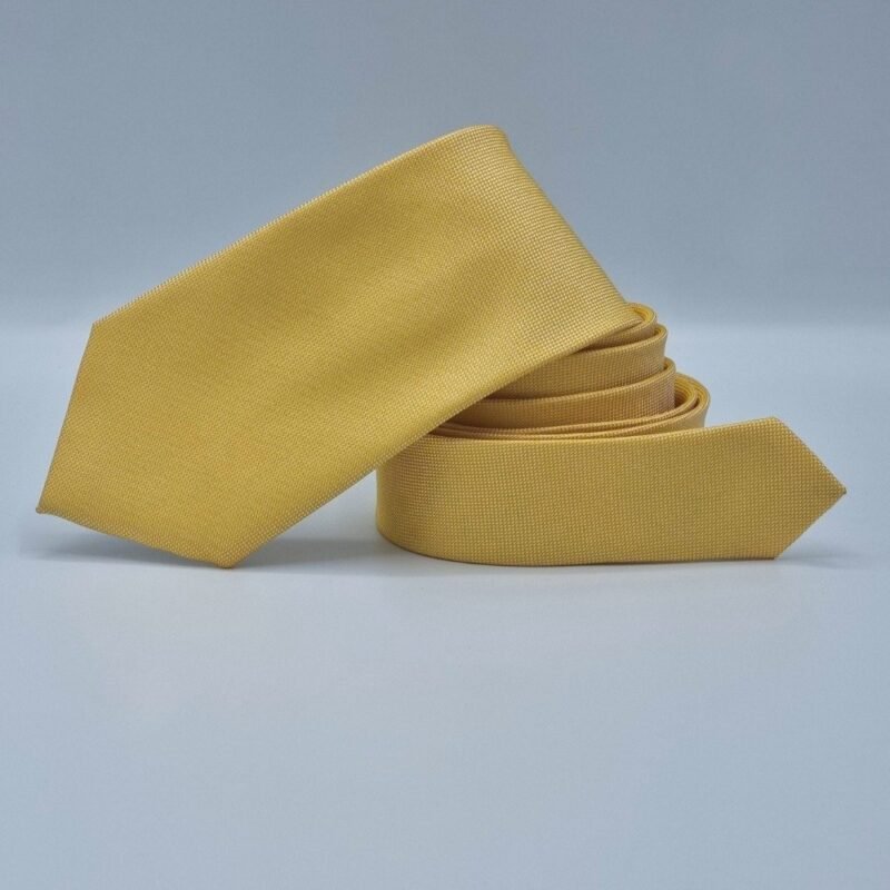 Gravata amarela mostarda lisa semi slim 7,5 cm enrolada destacando o caimento elegante e a textura do tecido