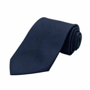 Gravata azul escuro lisa tradicional 9 cm enrolada em vista diagonal