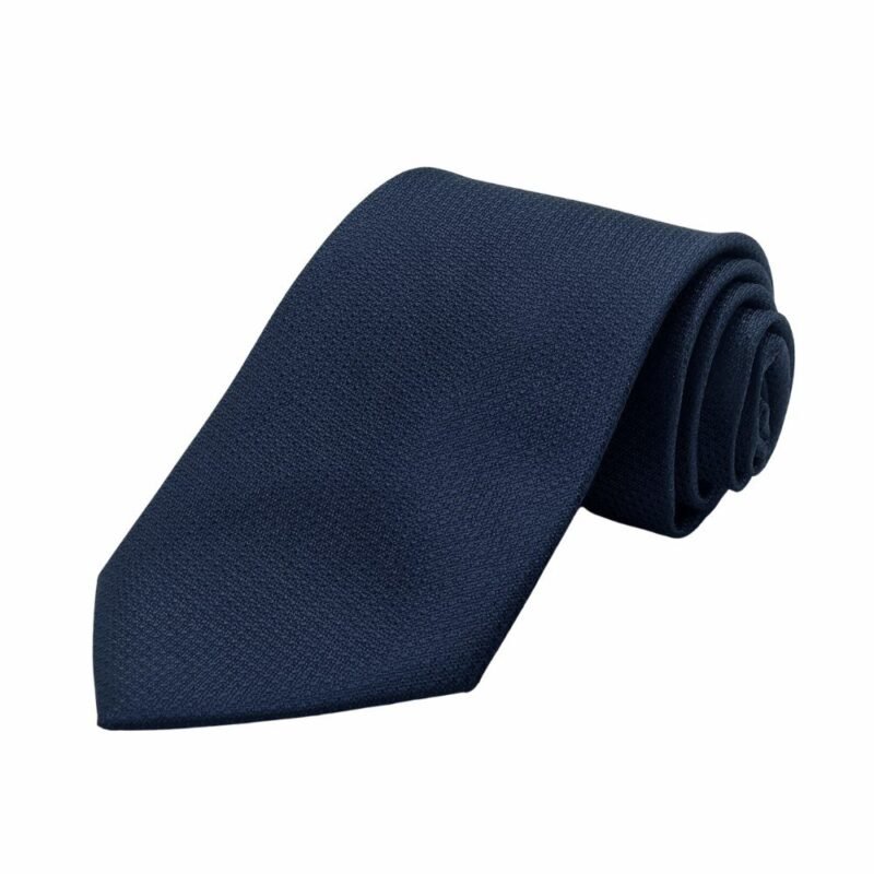Gravata azul escuro lisa tradicional 9 cm enrolada em vista diagonal