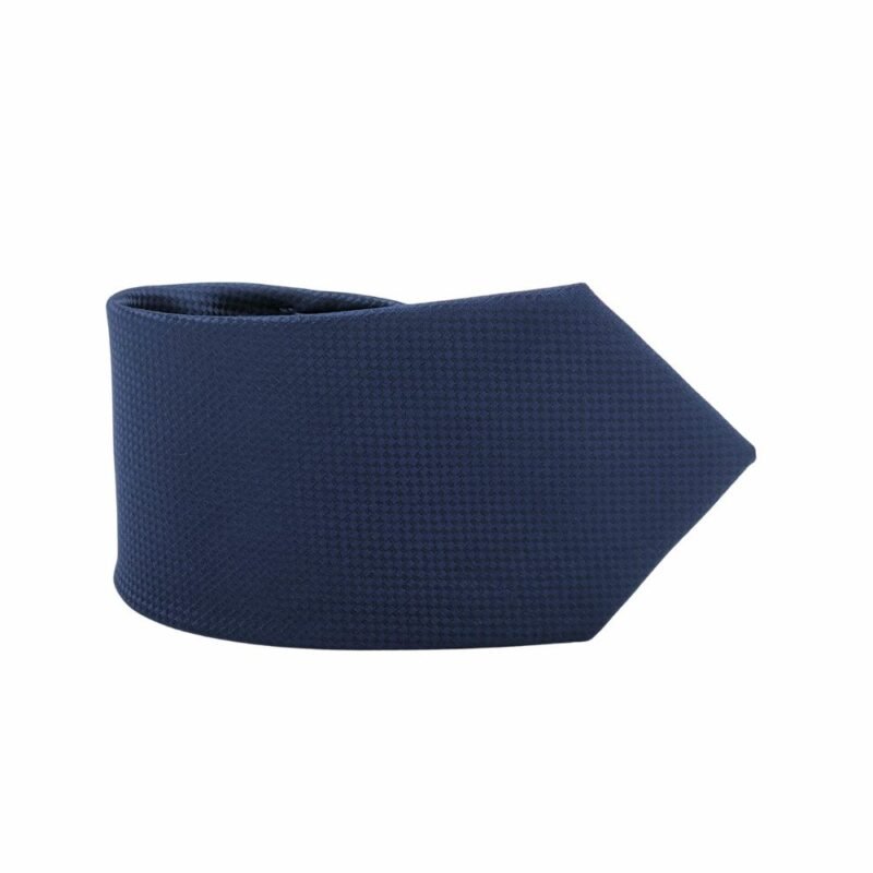 Gravata azul marinho lisa tradicional dobrada com detalhe da ponta