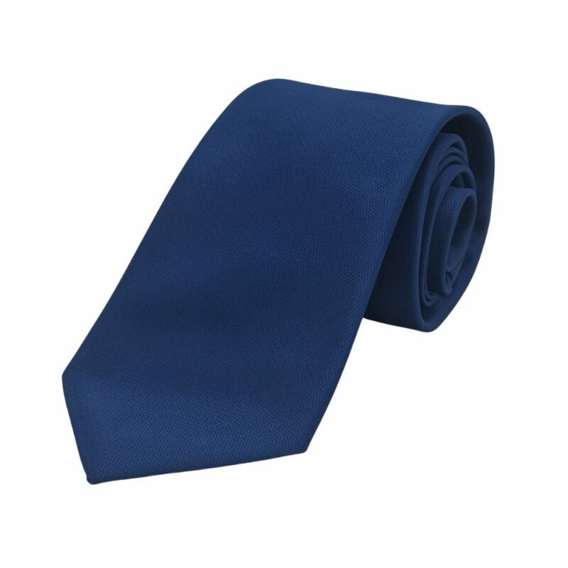 Gravata azul royal lisa larga enrolada na diagonal em fundo branco