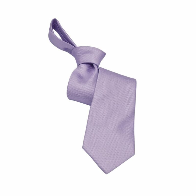 Detalhe da ponta dobrada da gravata lilas claro