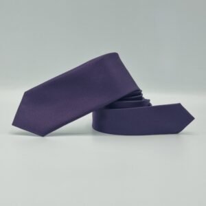Gravata roxa lisa slim 6 cm enrolada mostrando o caimento natural e a textura suave do tecido