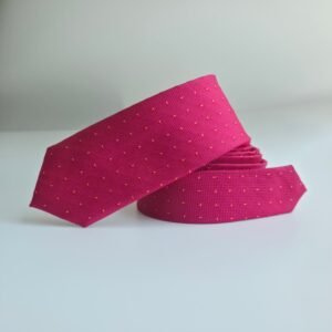 Gravata slim fit fucsia texturizada com microdetalhes enrolada destacando o caimento e a textura do tecido
