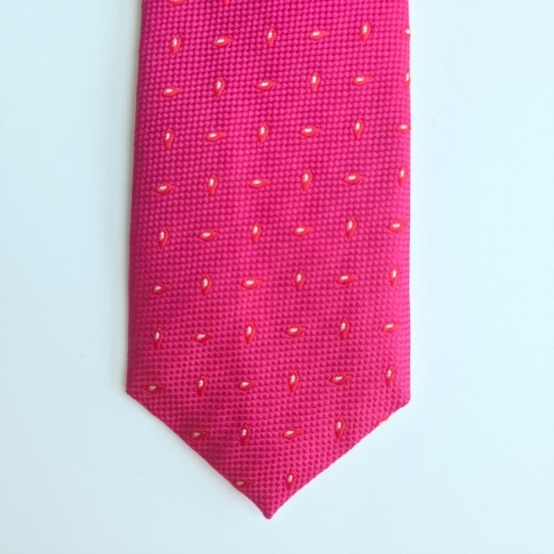 Detalhe aproximado da ponta da gravata slim fit fucsia texturizada com microdetalhes em relevo