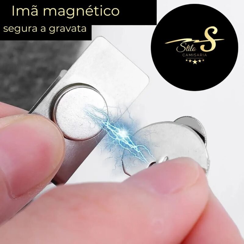 Maos segurando o ima magnetico para gravata demonstrando a forca de atracao entre as pecas com efeito visual