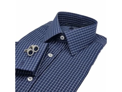 Camisa azul-marinho com punho duplo e xadrez branco da MS Stilos exibida no manequim em fundo branco.