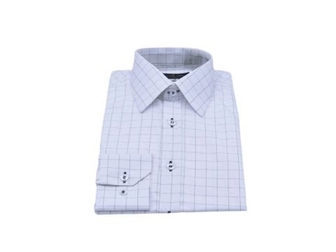 Camisa social francesa branca com quadriculado azul escuro dobrada