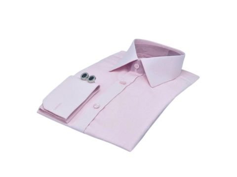 Camisa social rosa claro masculina dobrada com abotoaduras sobre fundo branco.