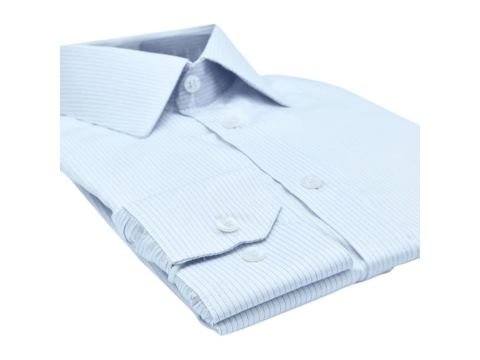 Camisa fio egípcio francesa branca com listra azul discreta da MS Stilos dobrada em fundo branco.