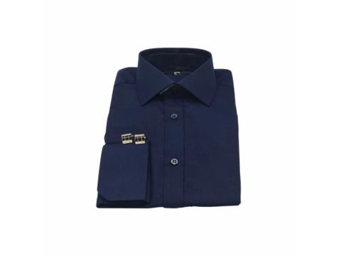 Camisa italiana azul marinho lisa da MS Stilos dobrada em fundo branco com detalhe no punho.