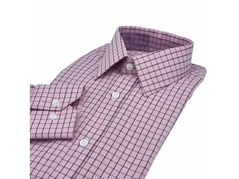 Camisa rosa xadrez casual da MS Stilos dobrada, com padrão discreto e proposta elegante.
