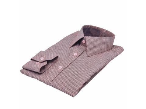 Camisa social vinho com gola rígida da MS Stilos dobrada em fundo branco.