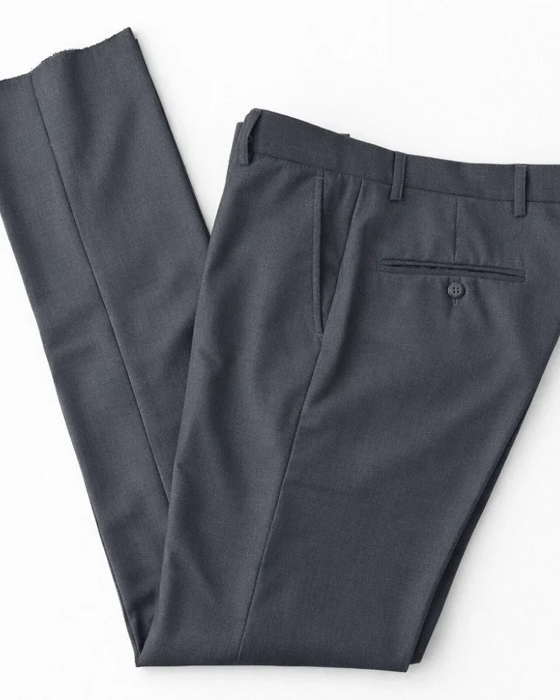 Calça de alfaiataria masculina cinza chumbo lisa, corte reto para o executivo