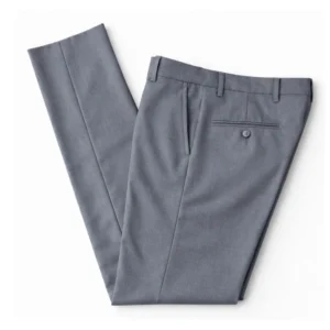 Calça de alfaiataria cinza lisa dobrada, bolso traseiro com acabamento impecável