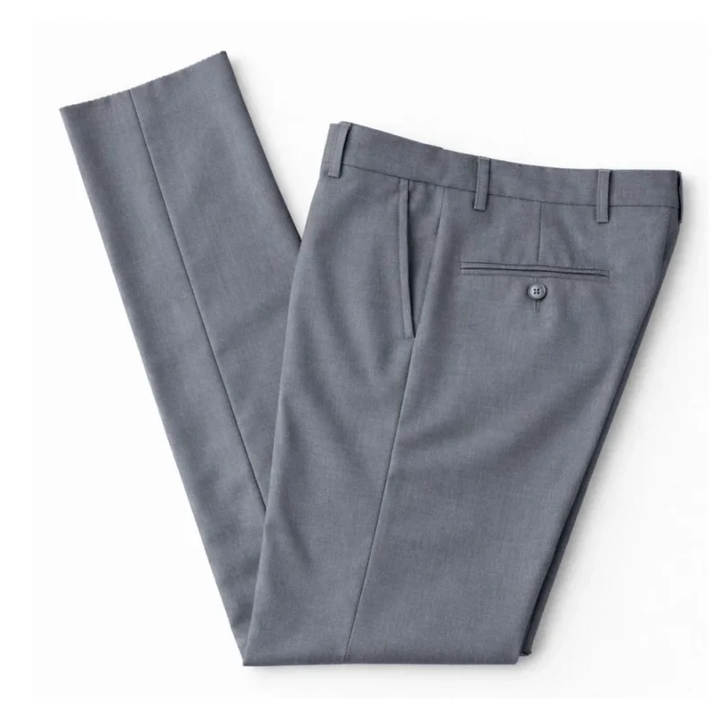 Calça de alfaiataria cinza lisa dobrada, bolso traseiro com acabamento impecável