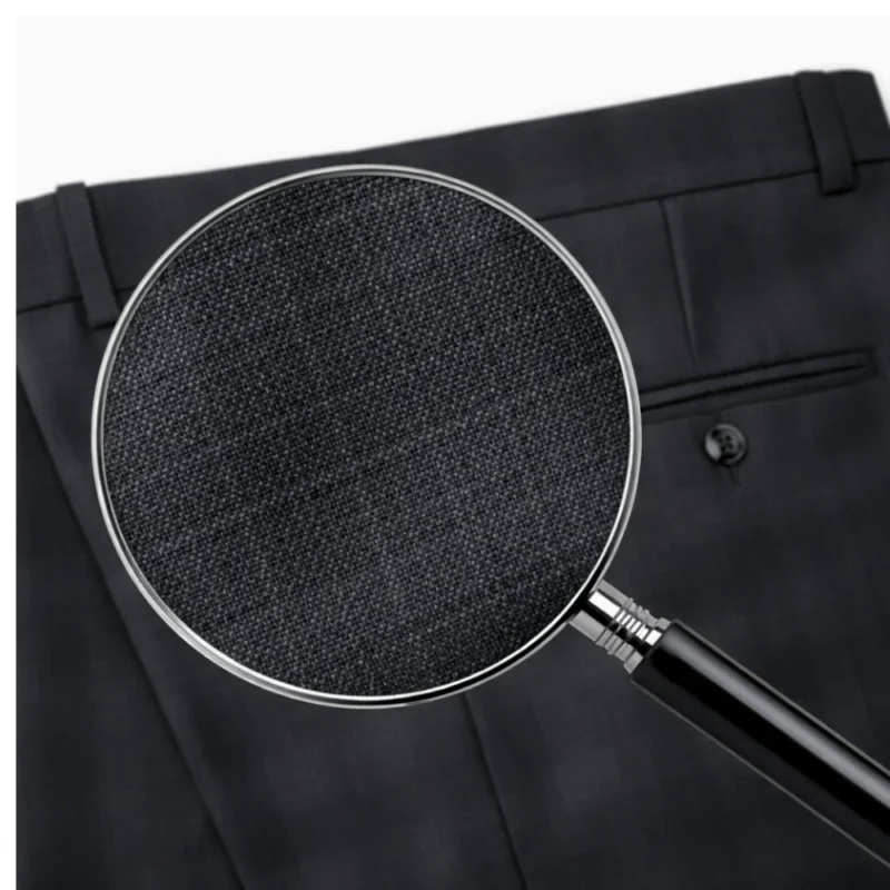 Detalhe do tecido super viscose preto com estampa gales da calça alfaiataria