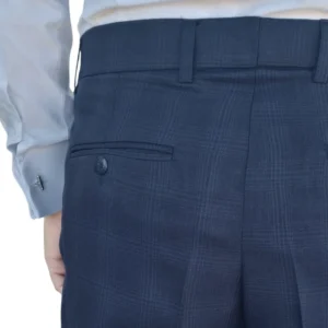 Detalhe do bolso traseiro com botão da calça social alfaiataria azul noite estampa gales