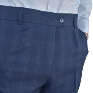 Detalhe do botão e cós frontal da calça social alfaiataria azul noite estampa gales