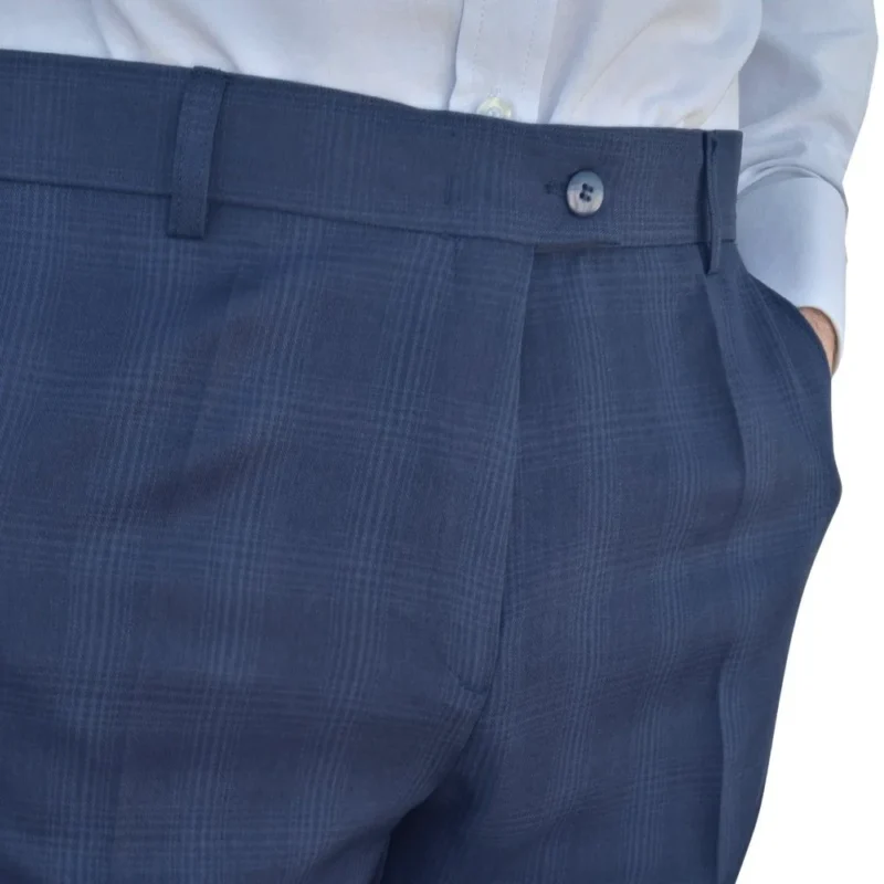 Detalhe do botão e cós frontal da calça social alfaiataria azul noite estampa gales