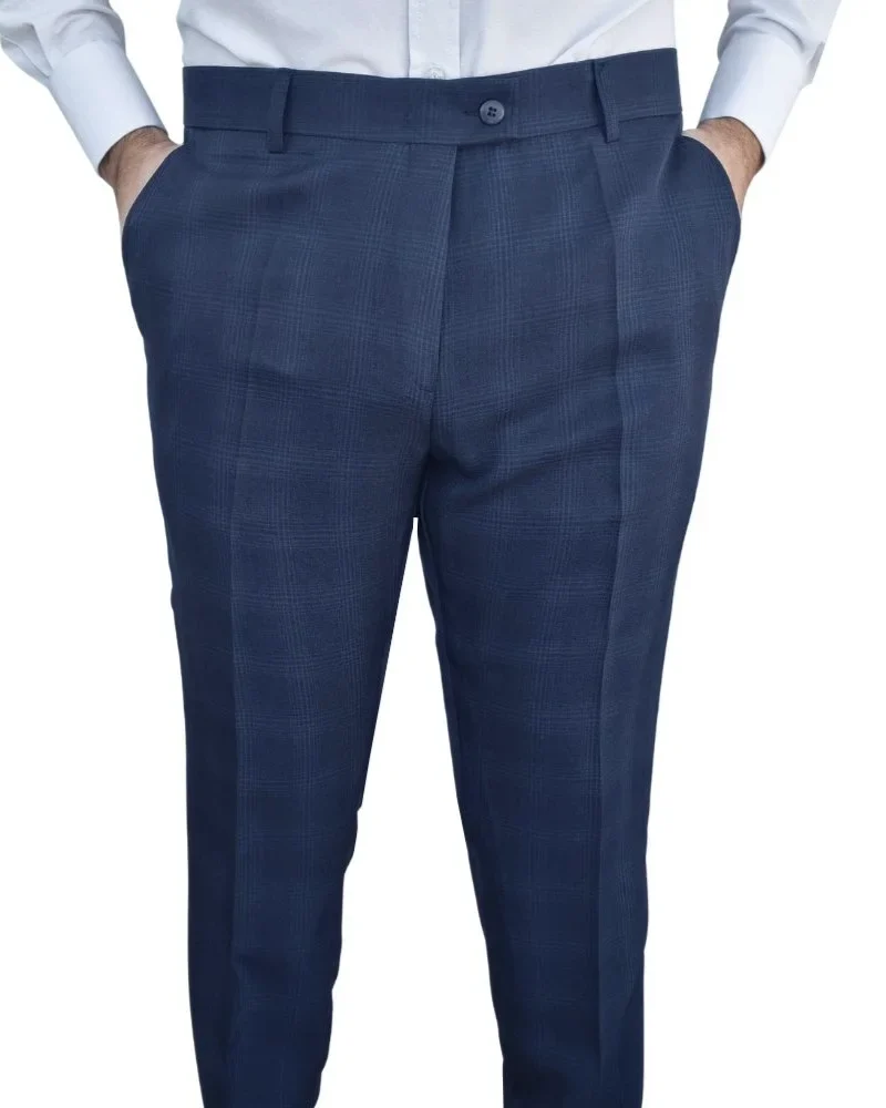 Calça social alfaiataria azul noite estampa gales, vista frontal com mãos nos bolsos