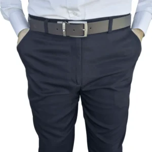 Calça social alfaiataria azul noite lisa vestida, caimento reto até o tornozelo