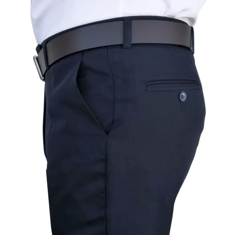 Calça social alfaiataria azul noite lisa, vista lateral com cinto