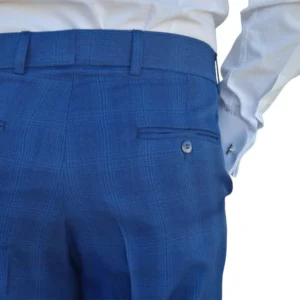 Detalhe do bolso traseiro com botão da calça social alfaiataria azul royal estampa gales